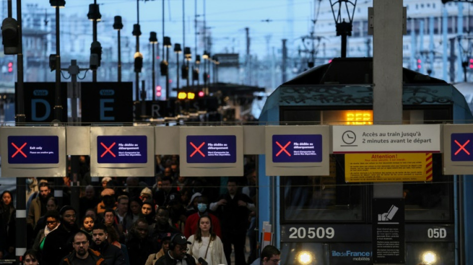Transports: le S&eacute;nat limite le droit de gr&egrave;ve sur certaines p&eacute;riodes