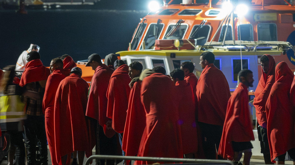 Spagna, soccorsi quasi 250 migranti al largo delle Canarie