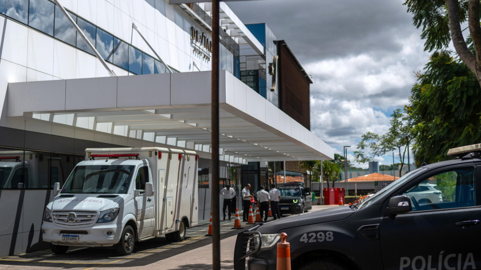 Bolsonaro torna in sala operatoria per una nuova crisi di singhiozzo