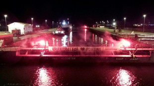 Protest gegen Atomgesch&auml;fte mit Russland: Greenpeace blockiert Frachter