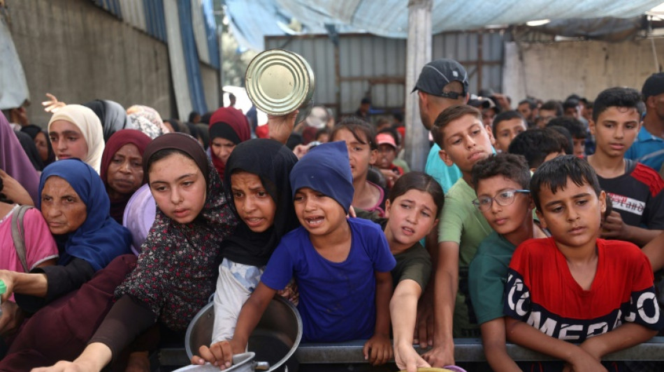 Israel bombardeia Gaza; Hamas continua examinando plano de paz de Trump