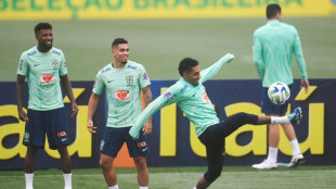 Desfalcado e questionado, Brasil encara Argentina de Messi no Maracan&atilde;