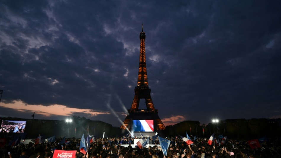 A los pies de la Torre Eiffel, la sobriedad de Macron y la alegr&iacute;a de sus seguidores