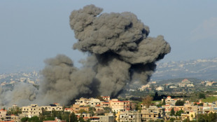 Liban: trois civils tu&eacute;s par une frappe isra&eacute;lienne, le Hezbollah lance des roquettes