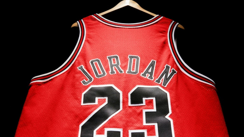 Un maillot du basketteur Michael Jordan vendu aux ench&egrave;res pour 10,1 millions de dollars, un record