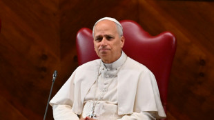 Spike Lee le regala una camiseta de los Knicks al papa León XIV