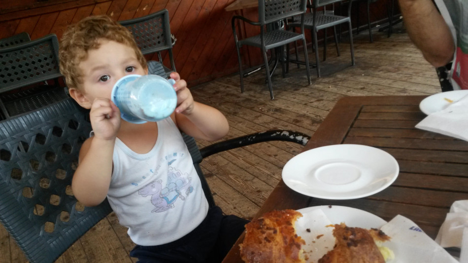 I bambini che mangiano da soli sviluppano prima il linguaggio