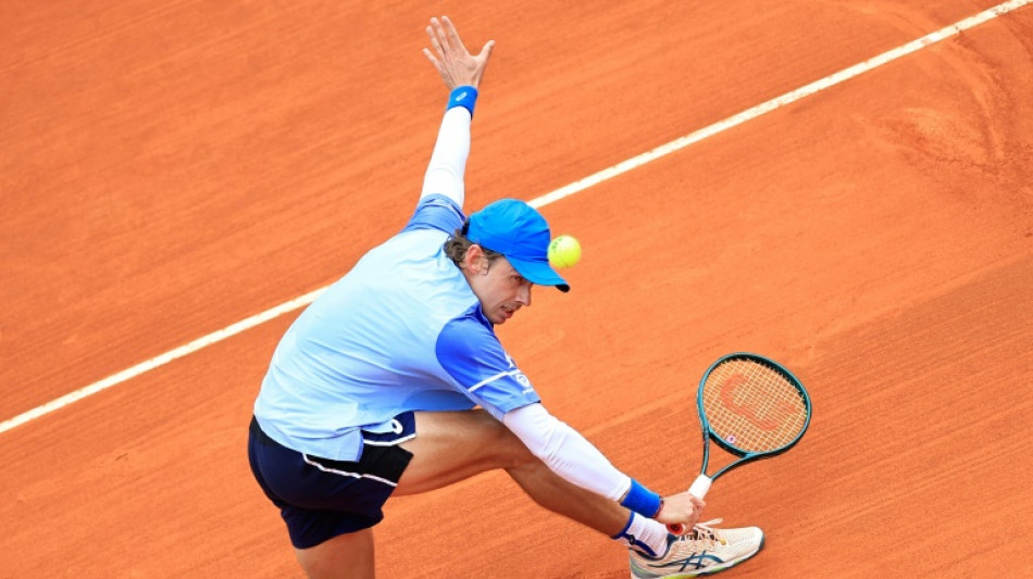 De Minaur sees off Wawrinka after rain delay in Monte Carlo