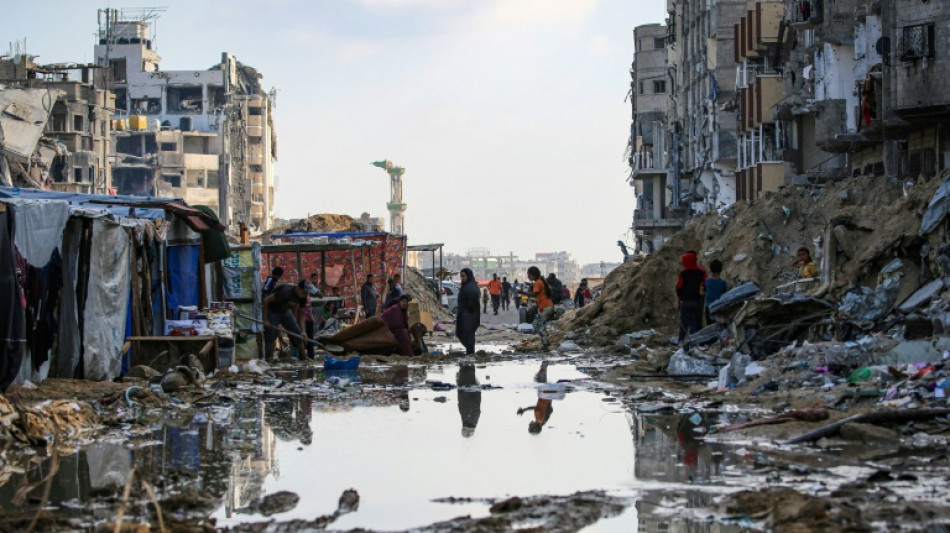 Gaza: premiers d&eacute;chargements d'aide sur la c&ocirc;te, les corps de trois otages rapatri&eacute;s