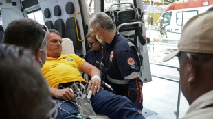 Estado de salud de Bolsonaro mejora pero seguirá hospitalizado en Brasil