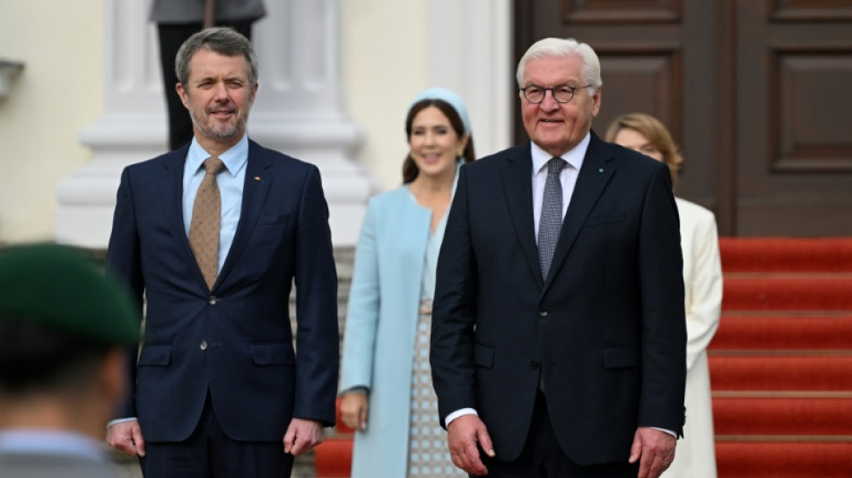 D&auml;nisches K&ouml;nigspaar mit milit&auml;rischen Ehren in Berlin empfangen