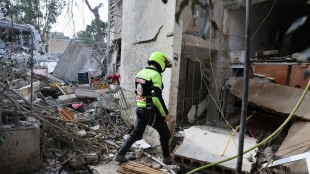 Soccorritori, 2 edifici Tel Aviv rasi al suolo da missile