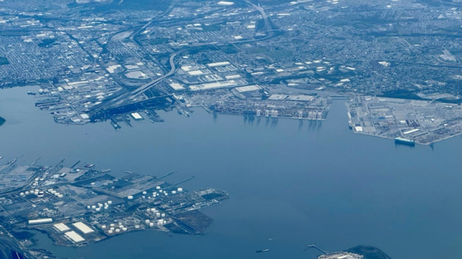 Baltimore: un couloir de navigation ouvert parmi les d&eacute;combres du pont