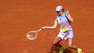 Swiatek begins French Open defence with straight-sets win