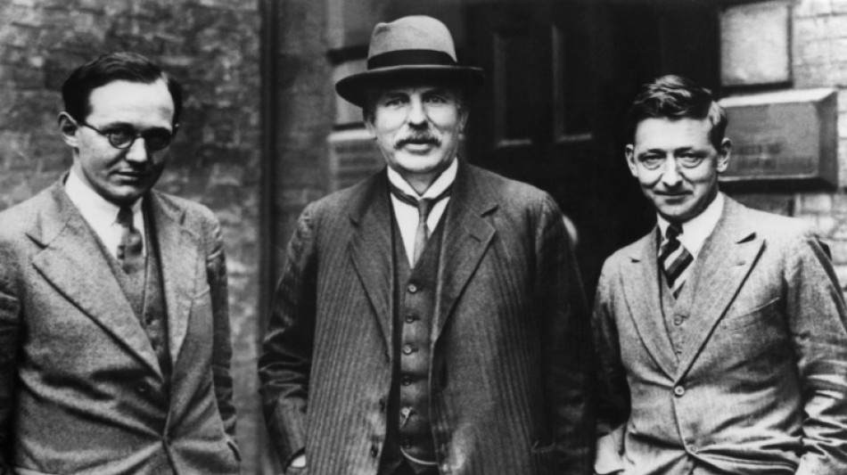 Sprung ins kalte Wasser auf der Jagd nach gestohlener Statue von Nobelpreistr&auml;ger