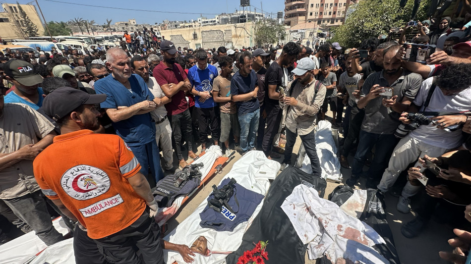 Protezione civile Gaza, 5 reporter uccisi in raid ospedale