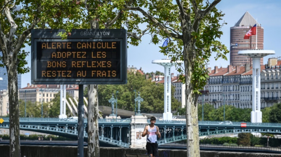 La vague de chaleur assomme une large moiti&eacute; de l'Hexagone et va se poursuivre lundi