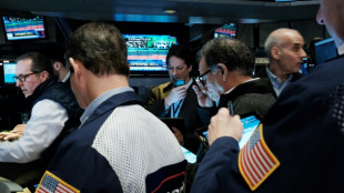 Wall Street dig&egrave;re de nombreux r&eacute;sultats et finit stable 