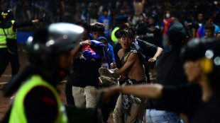 Apr&egrave;s le drame dans un stade en Indon&eacute;sie, la police sous le feu des critiques