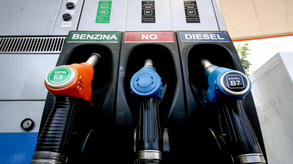 Carburanti ancora in calo, benzina a 1,829 euro al litro