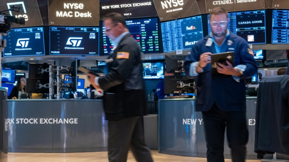 Wall Street termine en l&eacute;g&egrave;re hausse, retient son souffle avant la Fed
