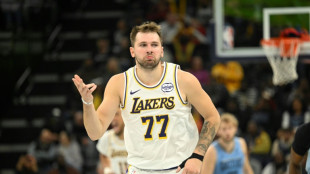 NBA: premier revers des Sixers, les Bulls toujours imp&eacute;riaux, Doncic aussi