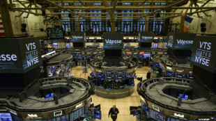 Wall Street termine en berne au d&eacute;but d'une semaine charg&eacute;e, donc risqu&eacute;e