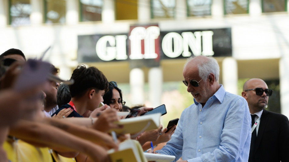 Servillo, chi è lontano dall'umano pensa che guerra non sia vera