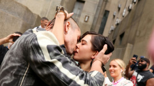 Escaladores do Empire State se beijam em frente a tribunal
