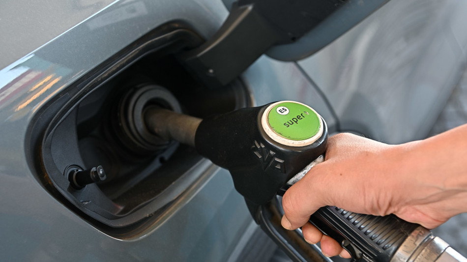 Mimit, prezzi carburanti in lieve calo, benzina self a 2,155 euro