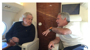 Chomsky se mostr&oacute; solidario con Epstein, seg&uacute;n correos de 2019