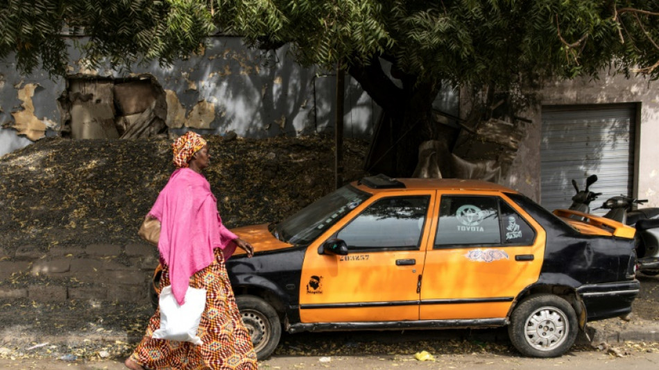 S&eacute;n&eacute;gal: le pr&eacute;sident Sall press&eacute; de toutes parts de mettre fin &agrave; la crise