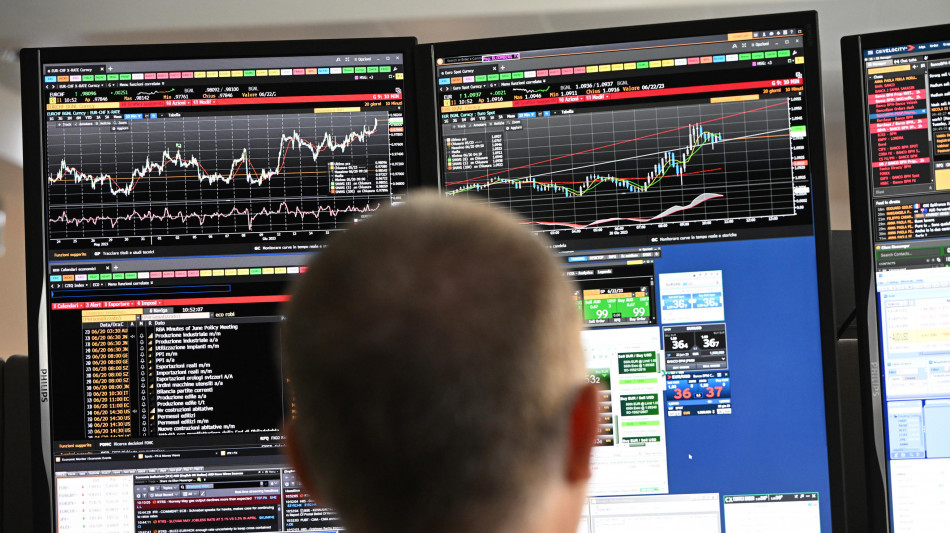 Borsa: l'Europa sale piano in vista del voto, gi&ugrave; il dollaro