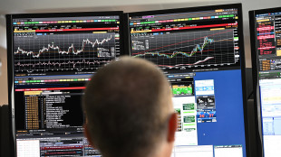 Borsa: l'Europa sale piano in vista del voto, gi&ugrave; il dollaro