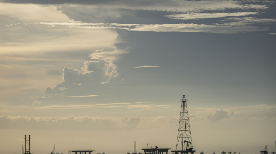 Prezzo petrolio poco mosso, Wti scambiato a 64,33 dollari