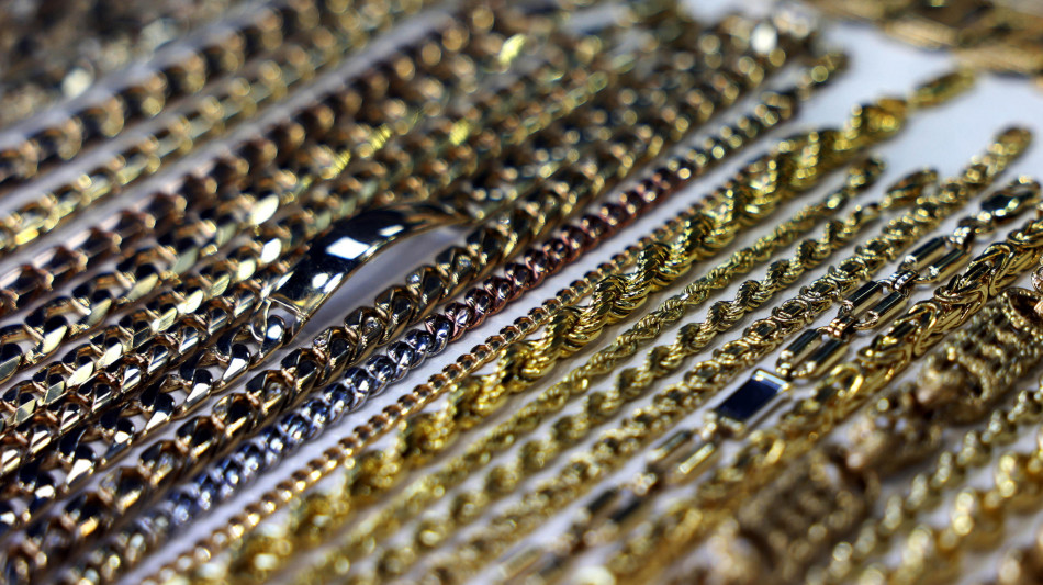 Il prezzo dell'oro in lieve calo dopo picco a 3390 dollari