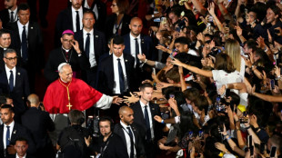A Paris, des foules attendues sur les Champs-Elys&eacute;es pour la messe g&eacute;ante du pape