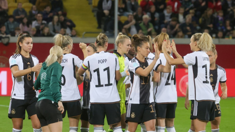 DFB-Frauen mit einer Deb&uuml;tantin zum Doppel-Test in den USA