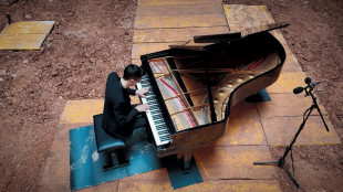 La piscina diventa spazio sonoro, concerto a 20 metri profondità