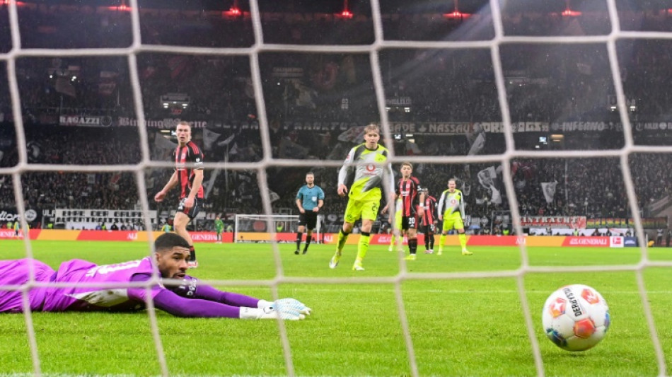 Com dois gols nos acr&eacute;scimos, Dortmund e Eintracht empatam (3-3) na Bundesliga