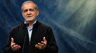 بزشكيان يؤكد رفض الاستسلام وسلطات إيران تعلن مقتل شخص في استهداف سفينة