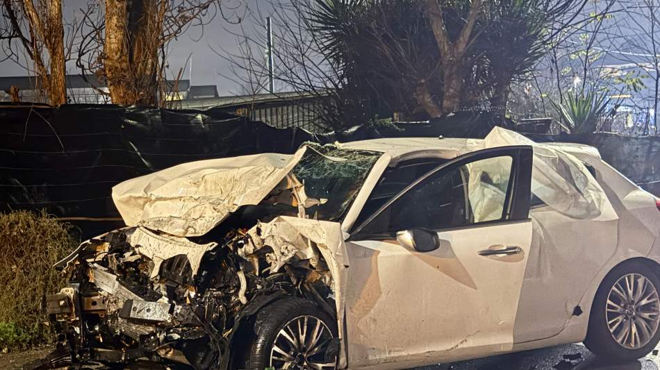Scontro fra due auto a Roma, morti una donna e un ragazzo di 16 anni