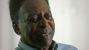 La l&eacute;gende Pel&eacute; hospitalis&eacute;e, son entourage se veut rassurant