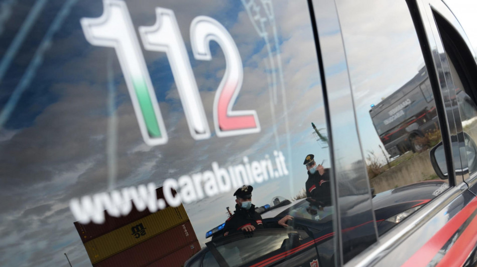 'Abusata e filmata a casa di amici', sette indagati a Cesena