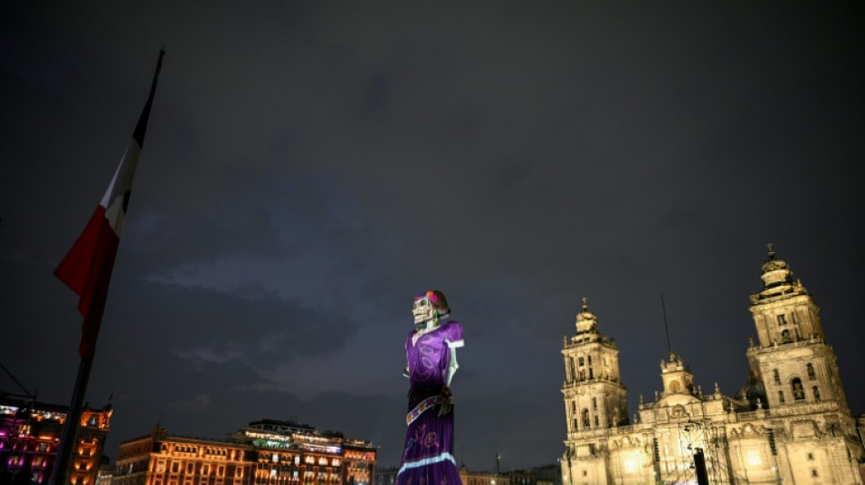 Una catrina de 11 pisos de alto preside el D&iacute;a de Muertos en la principal plaza de M&eacute;xico