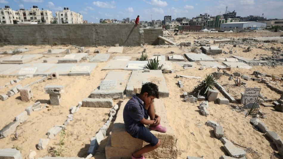 Vivre avec les morts: à Khan Younès, des Gazaouis trouvent refuge dans un cimetière 
