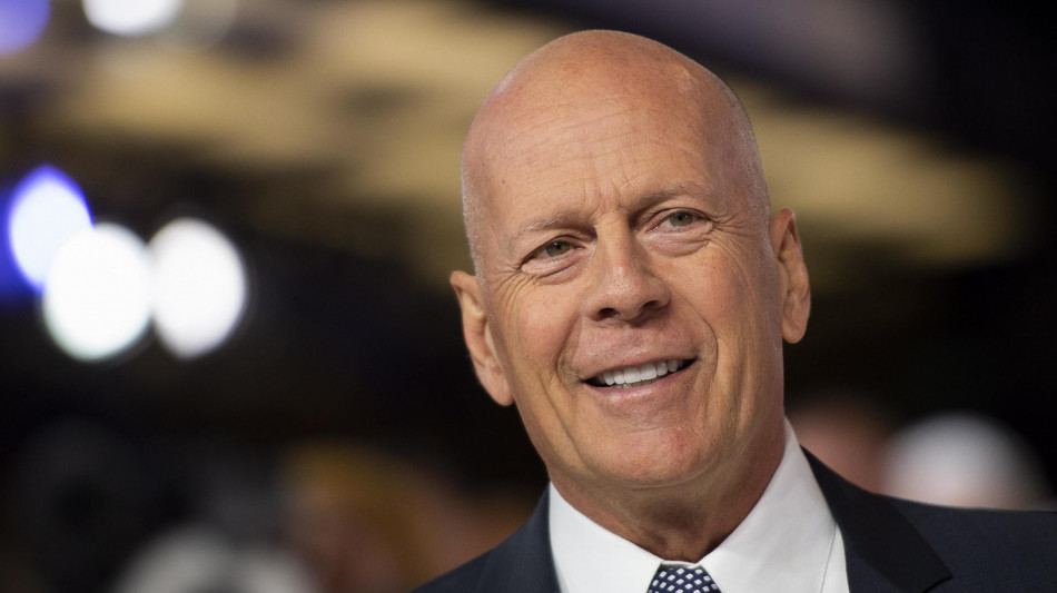 Bruce Willis peggiora, "non può più camminare"