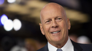 Bruce Willis peggiora, "non può più camminare"