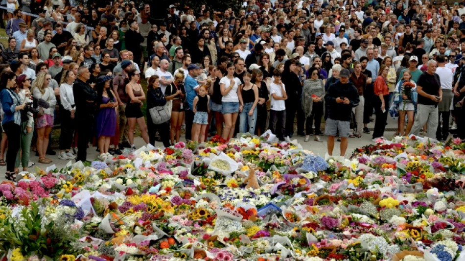 Australian PM visits Bondi Beach hero in hospital