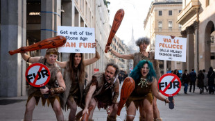 I 'cavernicoli ' di Peta contro le pellicce alla Milano Fashion week